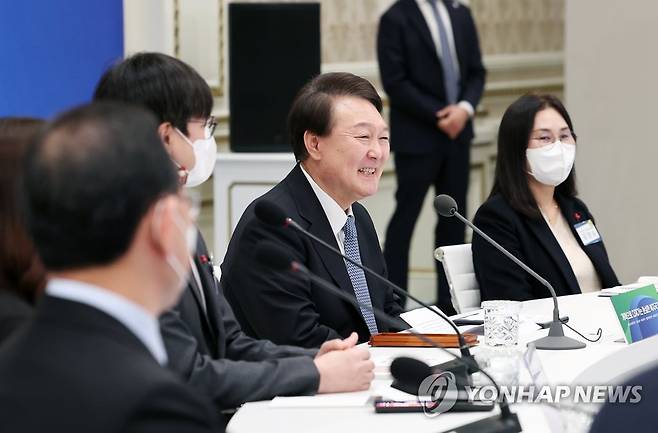 보건복지부·고용노동부 등 부처 업무보고 받는 윤석열 대통령 (서울=연합뉴스) 임헌정 기자 = 윤석열 대통령이 9일 청와대 영빈관에서 열린  보건복지부ㆍ고용노동부ㆍ여성가족부ㆍ식품의약품안전처ㆍ질병관리청에 대한 업무보고에서 밝게 웃고 있다. 2023.1.9 kane@yna.co.kr