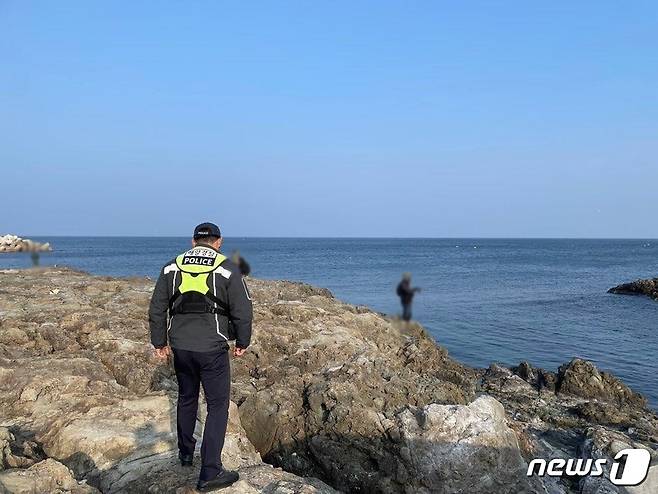 경북 포항해양경찰서 직원들이 갯바위 낚시객들의 안전을 위해 순찰활동을 강화하고 있다.(포항해양경찰서제공)2023.1.10/뉴스1