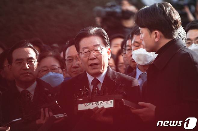 이재명 더불어민주당 대표가 성남FC 후원금 의혹 사건 관련 검찰 조사를 받기 위해 10일 오전 경기 수원지방검찰청 성남지청에서 출석하기 전 입장을 밝히고 있다. 제1야당 현직 대표가 검찰에 피의자 신분으로 출석하는 것은 헌정 사상 처음이다. 2023.1.10/뉴스1 ⓒ News1 사진공동취재단