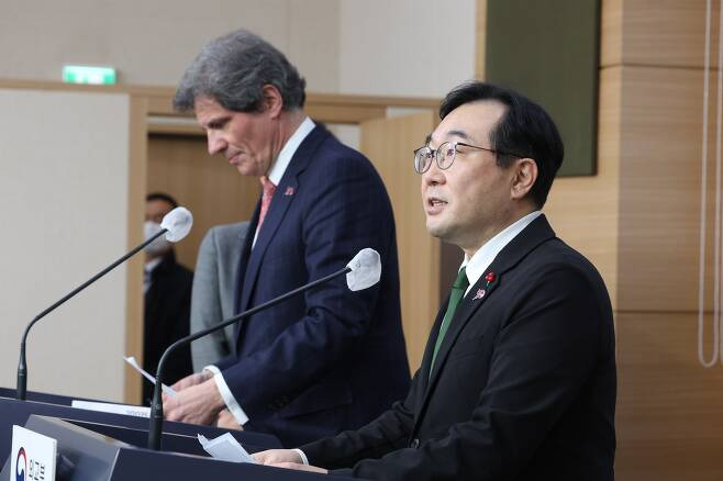 이도훈 외교부 2차관과 호세 페르난데스 미 국무부 차관이 10일 오전 서울 종로구 외교부에서 양자 협의를 마친 뒤 가진 기자회견에서 발언하고 있다.(자료: 연합뉴스)