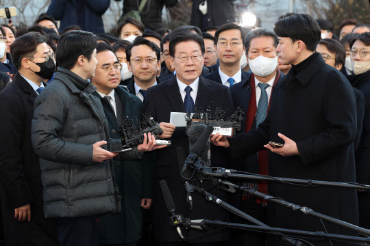 '성남FC 후원금 의혹' 사건과 관련해 더불어민주당 이재명 대표가 10일 오전 경기도 성남시 수원지방검찰청 성남지청에 피의자 신분으로 조사를 받기 위해 출석하며 취재진과 인터뷰하고 있다.  [사진공동취재단]