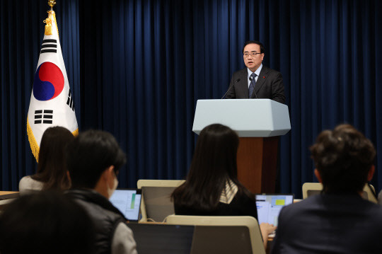 김성한 국가안보실장이 10일 서울 용산 대통령실 청사에서 윤석열 대통령의 아랍에미리트(UAE)·스위스 순방 관련 브리핑을 하고 있다. 연합뉴스