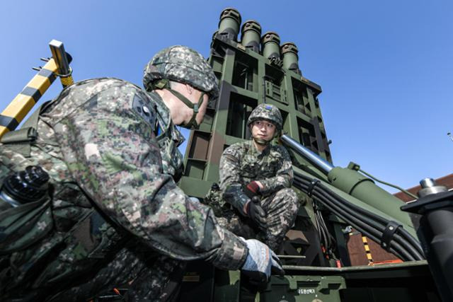 지난해 10월 27일 훈련에 참가한 천궁 포대 작전요원들이 천궁-Ⅱ 발사대를 통제하며 작전 상황을 공유하고 있다. 뉴스1