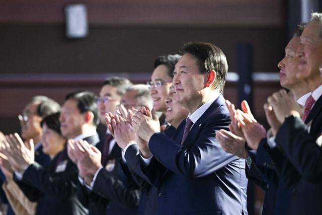 윤석열 대통령이 2일 오후 서울 강남구 코엑스에서 열린 2023 경제계 신년인사회에서 박수치고 있다. 오른쪽부터 허창수 전국경제인연합회 회장, 최태원 대한상공회의소 회장, 윤 대통령, 김기문 중소기업중앙회 회장, 이재용 삼성전자 회장, 정의선 현대자동차그룹 회장, 구광모 LG그룹 회장, 신동빈 롯데그룹 회장, 이영 중소벤처기업부 장관. 대통령실 제공