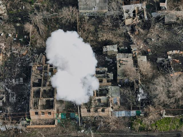 지난달 27일(현지시간) 우크라이나 바흐무트 외곽에서 러시아의 공격 후 연기가 피어오르고 있다. 바흐무트=AP 뉴시스대표 이미지