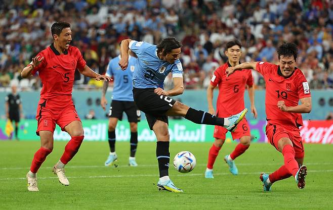 카타르월듴업 우루과이전에서 한국 김영권(오른쪽)이 우루과이 카바니의 슛을 막아내고 있다. 연합뉴스