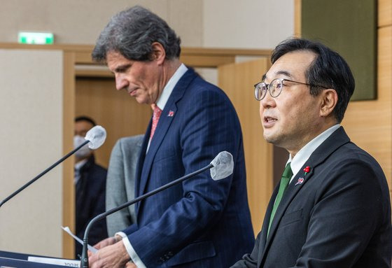 이도훈 외교부 2차관이 10일 오전 서울 종로구 외교부에서 호세 페르난데스 미 국무부 경제성장·에너지·환경차관과 양자 협의를 마친 뒤 가진 기자회견에서 발언하는 모습. 연합뉴스.