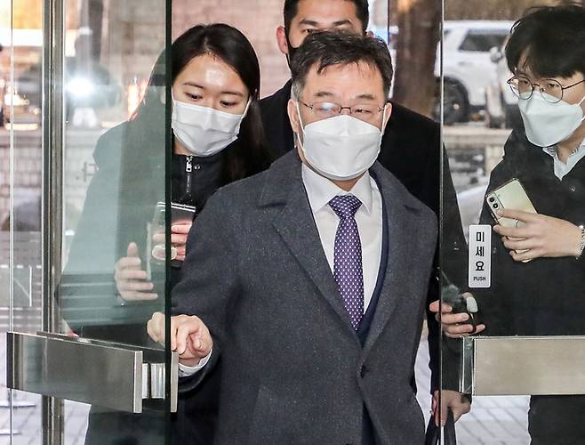 ▲ 화천대유자산관리 대주주 김만배씨가 지난해 12월5일 오전 서초구 서울중앙지방법원에서 열린 대장동 개발 사업 로비·특혜 의혹 관련 1심 속행 공판에 출석하고 있다. ⓒ연합뉴스