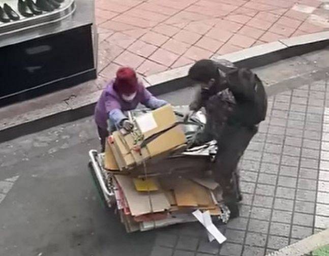 6일 오후 서울 영등포 인근에서 폐지 할머니를 도와 손수레를 정리해준 육군 장병이 전역을 한달 앞둔 육군 32사단 98여단 기동중대 기관총사수 이석규(21) 병장으로 확인됐다.[사진=페이스북 ‘육군훈련소 대신 전해드립니다’ 갈무리]