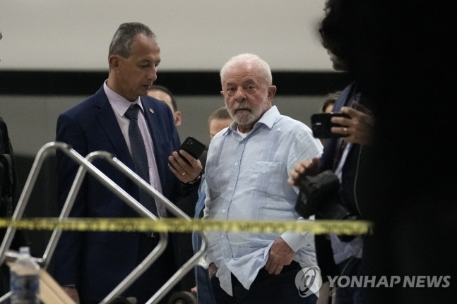 폭동 일어난 대통령궁 방문한 룰라 브라질 대통령 [AP = 연합뉴스]