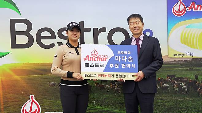 KLPGA 마다솜(왼쪽)이 베스트로㈜ 부종일 대표와 기념사진을 찍고 있다./스포티즌 제공