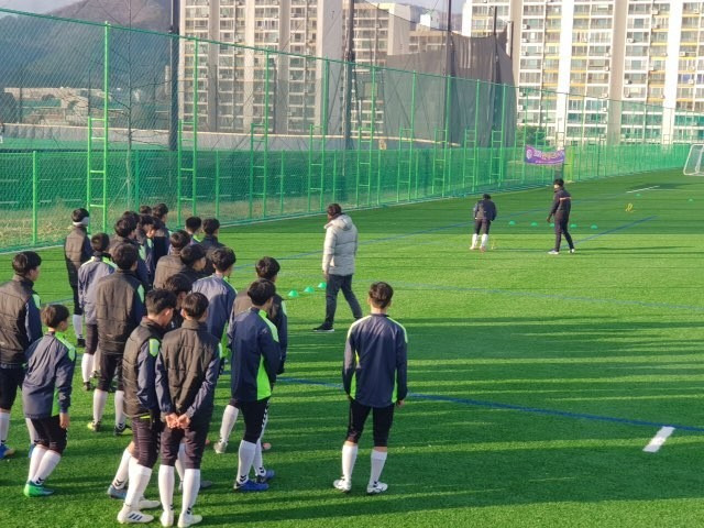 순천을 찾은 동계 전지훈련팀이 팔마유소년축구장에서 연습하고 있다. 순천시 제공 *재판매 및 DB 금지