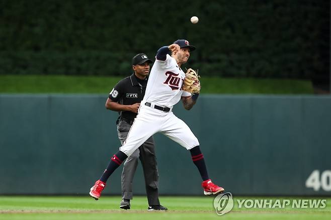 오른쪽 다리 부상 우려로 장기 계약에 발목 잡힌 카를로스 코레아 [게티이미지/AFP=연합뉴스 자료사진]