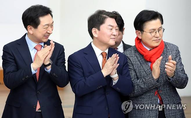 박수치는 국민의힘 당권주자들 (수원=연합뉴스) 권준우 기자 = 국민의힘 당권주자인 김기현 의원(왼쪽부터), 안철수 의원, 황교안 전 대표가 10일 오후 경기 수원시 국민의힘 경기도당에서 열린 '2023 경기도당 신년인사회'에 참석해 박수를 치고 있다.  2023.1.10 stop@yna.co.kr