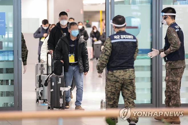 방역 관계자 안내받는 중국발 입국자들 (영종도=연합뉴스) 서대연 기자 = 9일 오전 인천국제공항 제1여객터미널에서 중국발 입국자들이 입국장으로 들어서며 방역 관계자의 안내를 받고 있다. 
    이날 중앙방역대책본부에 따르면 해외유입 신규확진자 109명 중 중국에서 입국한 이들은 74명으로 68％에 달했다. 중국 정부가 전날 해외입국자 격리 의무를 폐지하며 중국을 오가는 이들이 더욱 늘어날 수 있다는 전망이 나오고 있다. 2023.1.9 dwise@yna.co.kr