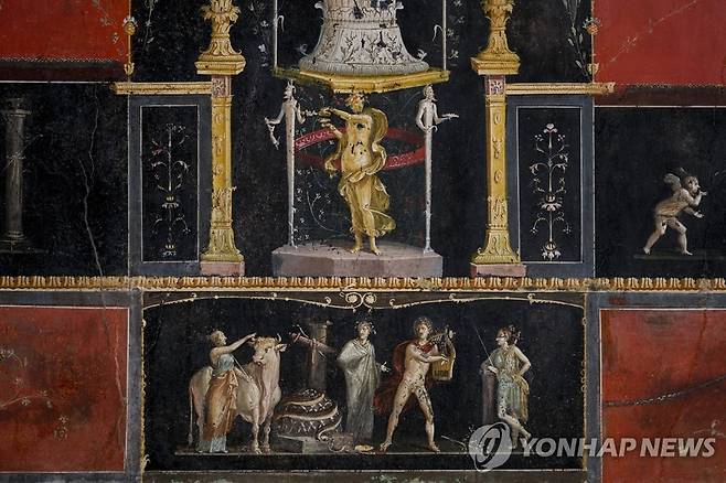 '베티의 집'에 그려진 벽화 [AP=연합뉴스]