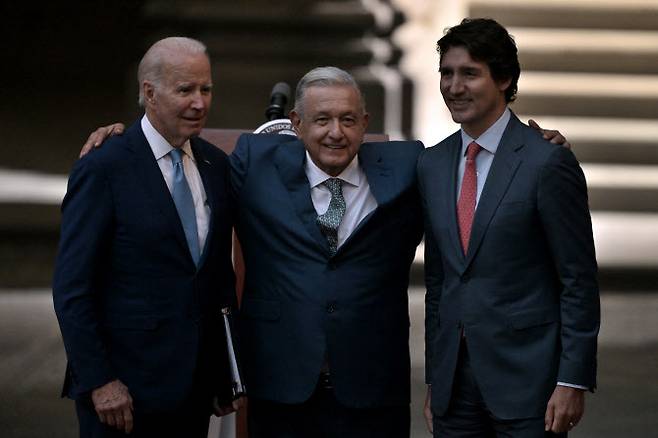 조 바이든(왼쪽부터) 미국 대통령과 쥐스탱 트뤼도 캐나다 총리, 안드레스 마누엘 로페스 오브라도르 멕시코 대통령은 10일(현지시간) 멕시코 멕시코시티에서 북미 3국 정상회의를 열었다.(사진=AFP)