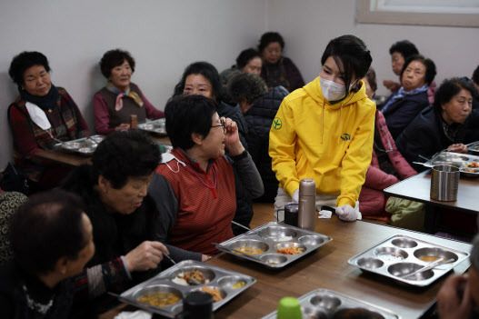 김건희 여사가 설 명절을 앞두고 11일 오전 대구 성서종합사회복지관을 방문, 새마을운동중앙회 대학생 봉사자 등과 함께 배식 봉사를 하고 있다.(사진=대통령실)