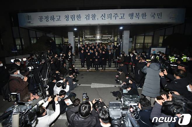 이재명 더불어민주당 대표가 10일 밤 경기 수원지방검찰청 성남지청에서 성남FC 후원금 의혹 사건과 관련 검찰 조사를 마친 뒤 입장을 발표하고 있다. 제1야당 현직 대표가 검찰에 피의자 신분으로 출석하는 것은 헌정 사상 처음이다. (공동취재)  ⓒ News1 김영운 기자