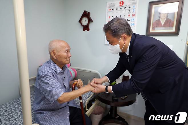 박진 외교부 장관은 2일 광주를 찾아 일제강점기 강제징용 피해자 이춘식 할아버지를 만나 손을 맞잡고 있다.(공동취재)2022.9.2/뉴스1 ⓒ News1 김동수 기자