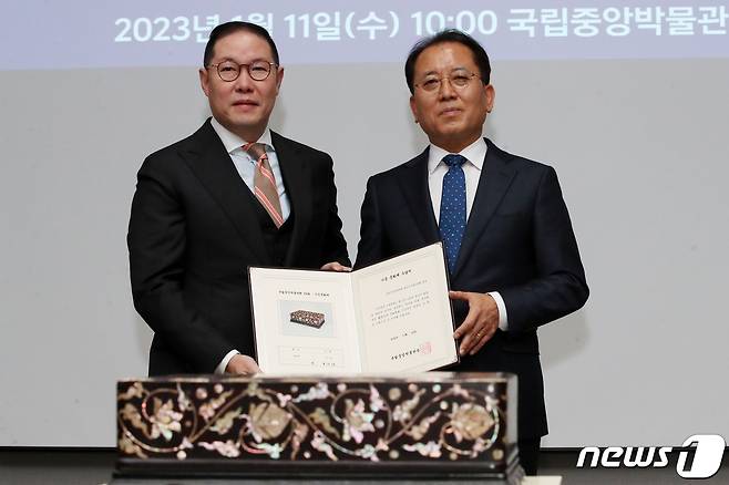 윤성용 국립중앙박물관장과 조현상 젊은친구들 위원장이 11일 오전 서울 용산구 국립중앙박물관에서 열린 젊은친구들(YFM) 조선시대 나전함 기증식에서 기념 촬영하고 있다. 2023.1.11/뉴스1 ⓒ News1 이승배 기자