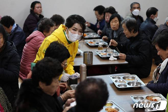 윤석열 대통령 부인 김건희 여사가 설 명절을 앞둔 11일 대구 성서종합사회복지관을 찾아 새마을운동중앙회 대학생 봉사자 등과 급식 봉사를 하고 있다. (대통령실 제공) 2023.1.11/뉴스1 ⓒ News1 안은나 기자