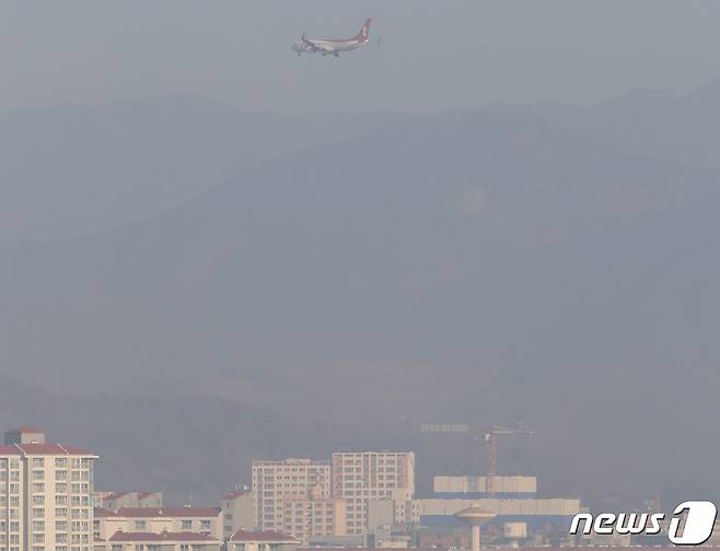 대구의 초미세먼지 농도가 '나쁨' 수준을 보인 10일 오전 제주에서 출발한 항공기 한 대가 뿌옇게 보이는 하늘을 날아 대구공항으로 향하고 있다. 2023.1.10/뉴스1 ⓒ News1 공정식 기자