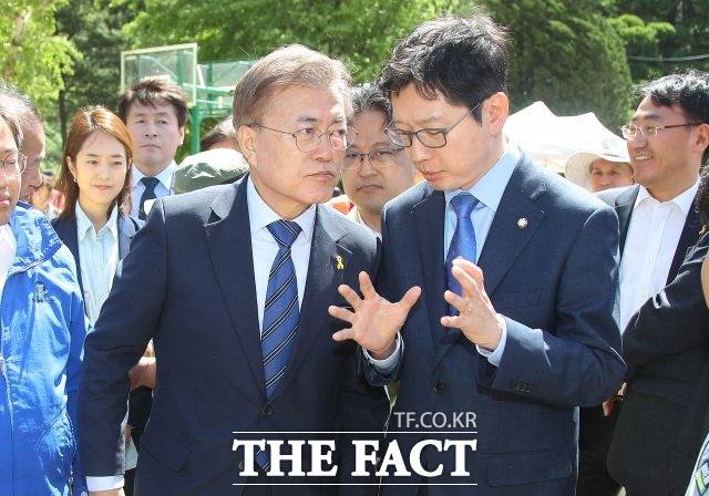 김경수 전 경남도지사가 11일 양산 평산마을을 찾아 문재인 전 대통령 부부를 예방했다./더팩트DB