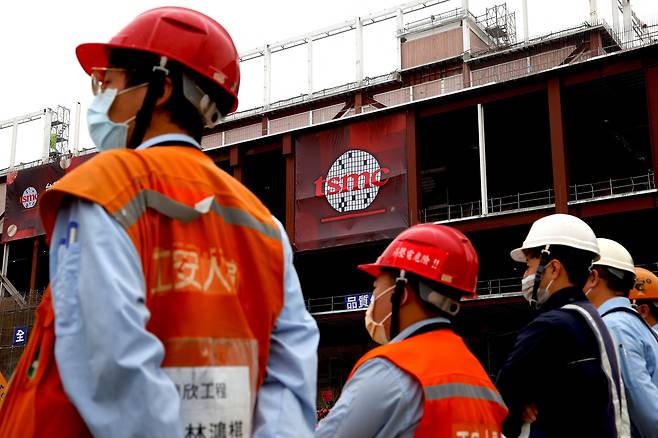 지난달 29일 대만 타이난 TSMC 공장에서 열린 3㎚(나노미터·1㎚는 10억분의 1m) 칩 양산 기념식에 근로자들이 참석해있다. /로이터