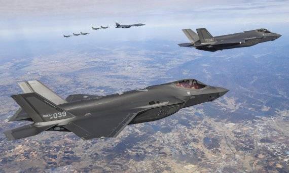 합동참모본부는 한미가 19일 미 공군의 B-1B 전략폭격기가 한반도에 재전개한 가운데 연합공중훈련을 실시했다고 밝혔다. 미국 전략폭격기 B-1B의 한반도 재전개는 북한의 대륙간탄도미사일(ICBM) 도발 하루 만에 이뤄졌다. 한미 연합공중훈련은 한국 공군의 F-35A와 미 공군의 F-16 전투기가 한국방공식별구역(KADIZ)으로 진입하는 미 B-1B 전략폭격기를 호위하면서 연합 편대비행을 실시하는 방식으로 진행됐다. 우리 공군 F-35A와 미 공군 F-16이 각 4대가 투입됐다. B-1B는 이달 5일 한미 연합공중훈련 '비질런트 스톰' 이후 14일 만에 다시 한반도에 출격했다. 이날 한반도에 전개한 B-1B는 지난달 괌에 전진 배치된 4대 중 2대인 것으로 알려졌다. 사진=합참 제공