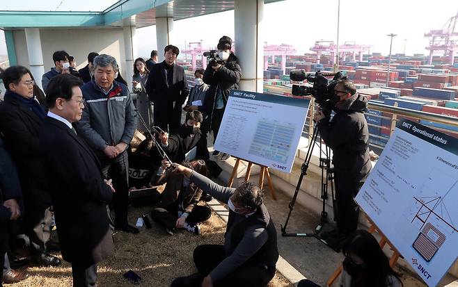 이재명 더불어민주당 대표가 11일 오후 인천시 연수구 인천 신항 선광신컨테이너터미널에서 수출 상황에 대한 관계자의 설명을 듣고 있다. 김경호 선임기자 jijae@hani.co.kr