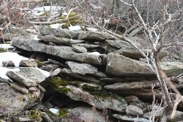 오봉산 칼바위로 가는 등산로에서도 널돌을 흔히 볼 수 있다.