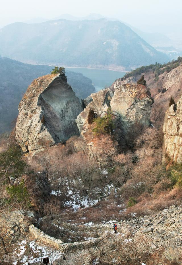 오봉산 칼바위는 커다란 바위가 예리하게 여러 조각으로 갈라진 모양이다.