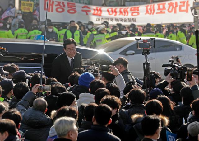 이재명 더불어민주당 대표가 10일 오전 경기 성남시 수원지검 성남지청 들머리에서 ‘성남에프시(FC) 후원금 의혹’ 관련 출석을 위해 차에서 내리고 있다. 성남=사진공동취재단