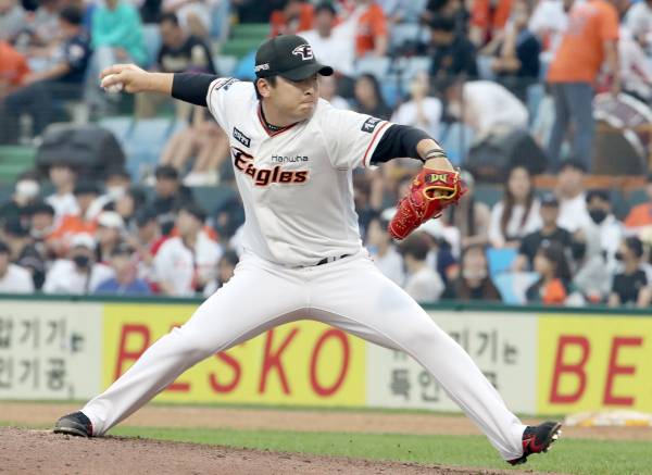 2022 KBO리그 정규리그 우승까지 매직넘버 1을 남겨둔 선두 SSG 랜더스가 꼴찌 한화 이글스와 지난 10월 3일 오후 대전 한화생명이글스파크에서 대결을 펼쳤다. 한화 투수 강재민이 9회 등판 역투하고 있다. 대전=정시종 기자 capa@edaily.co.kr