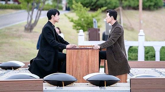 처절한 복수극을 그리는 넷플릭스 드라마 '더 글로리'에는 바둑이 중요한 메타포로 쓰인다. 사진 넷플릭스