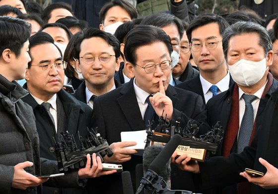 '성남FC 후원금' 의혹을 받고 있는 이재명 더불어민주당 대표가 10일 경기도 성남시 수원지방검찰청 성남지청으로 출석하고 있다. 사진공동취재단