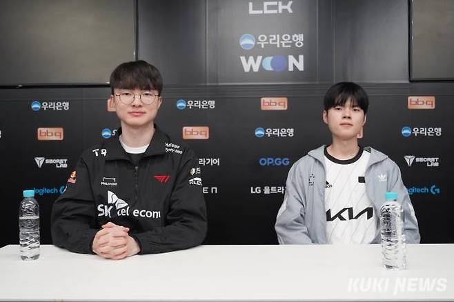 '페이커' 이상혁(좌)과 '데프트' 김혁규가 기자실 인터뷰에 임했다.