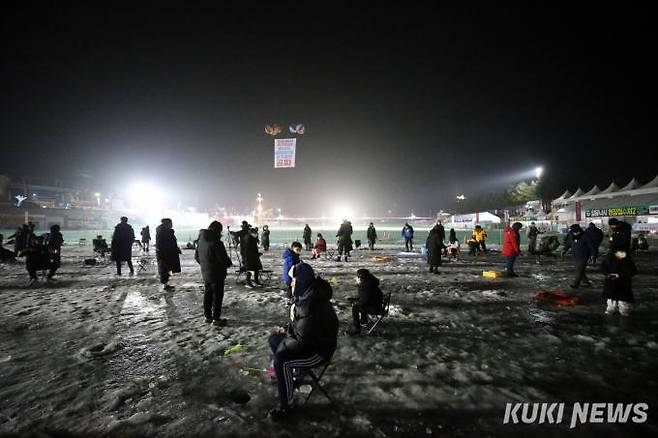 지난 9일 밤, 2023 화천산천어축제장 밤낚시터에 평일임에도 많은 관광객들이 산천어 낚시를 즐기고 있다.