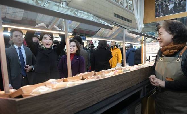 11일 대구 서문시장을 찾은 김건희 여사가 상인과 시민들에게 손하트를 만들어 보이고 있다. (출처=연합뉴스) 2023.01.11