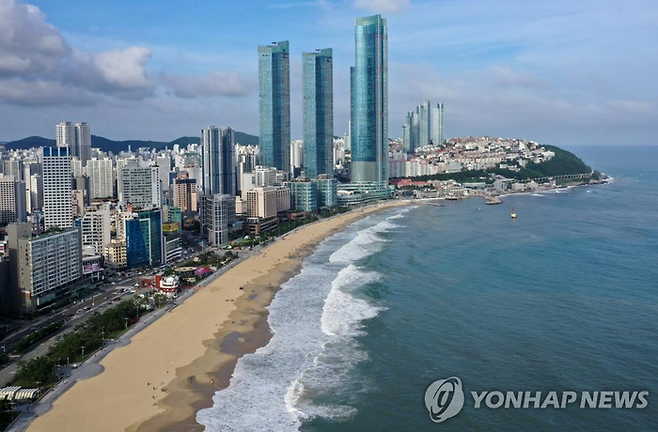 해운대해수욕장 끝자락에 있는 엘시티 모습. [자료=연합뉴스]