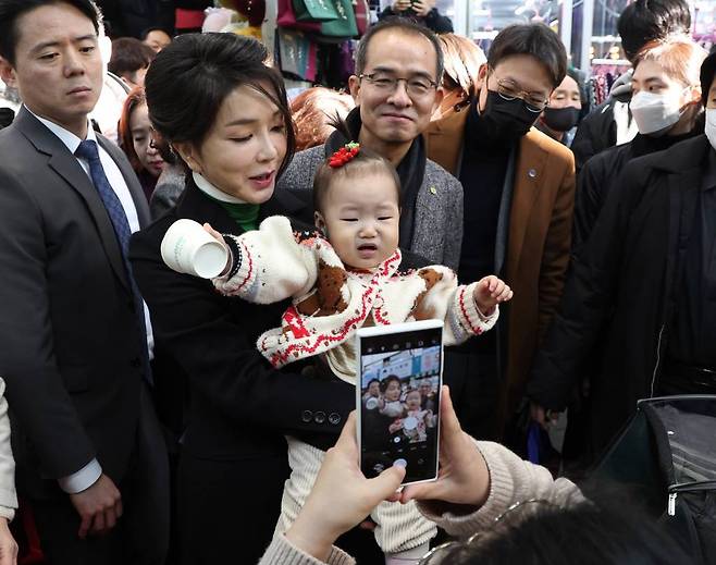 윤석열 대통령 부인 김건희 여사가 11일 대구 서문시장을 찾아 아이를 안고 기념촬영을 하고 있다. (대통령실통신사진기자단) ./사진=뉴시스