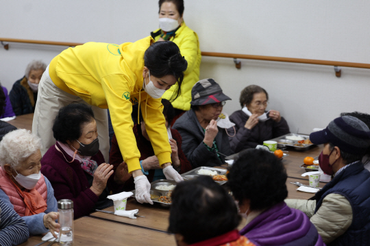 윤석열 대통령 부인 김건희 여사가 11일 대구 성서종합사회복지관을 찾아 급식 봉사를 하고 있다. 대통령실 제공