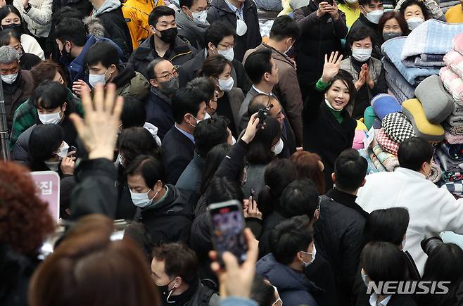 [대구=뉴시스] 홍효식 기자 = 윤석열 대통령 부인 김건희 여사가 11일 대구 서문시장을 찾아 상인과 시민들에게 인사하고 있다. (대통령실통신사진기자단) 2023.01.11. yesphoto@newsis.com