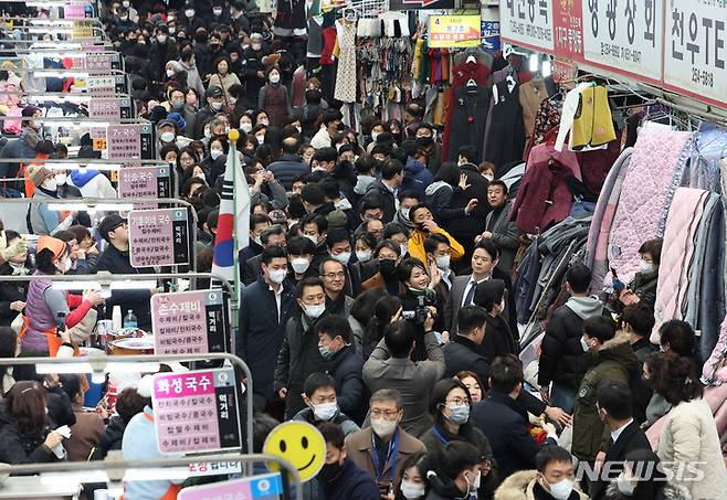 [대구=뉴시스] 홍효식 기자 = 윤석열 대통령 부인 김건희 여사가 11일 대구 서문시장을 찾아 상인과 시민들에게 인사하고 있다. (대통령실통신사진기자단) 2023.01.11. yesphoto@newsis.com