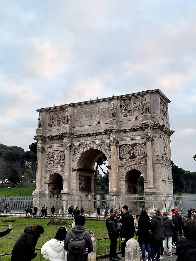 하드리아누스 개선문을 본따 파리의 개선문이 만들어졌다