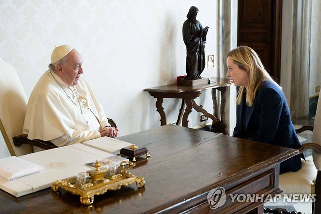 대화하는 멜로니 총리와 프란치스코 교황 (바티칸 AFP=연합뉴스) 조르자 멜로니 총리가 10일(현지시간) 바티칸 사도궁을 공식 방문해 프란치스코 교황과 대화하고 있다. 2023.01.10 photo@yna.co.kr