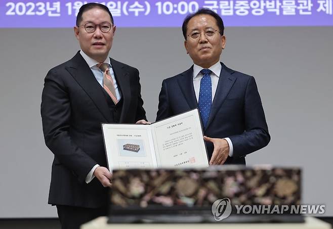 기증 문화재 수납서 전달 (서울=연합뉴스) 박동주 기자 = 11일 오전 서울 국립중앙박물관 제1강의실에서 열린 국립중앙박물관회 젊은친구들 조선시대 나전함 기증식에서 윤성용 국립중앙박물관장(오른쪽)이 조현상 YFM위원장에게 기증 문화재 수납서를 전달하고 기념촬영하고 있다. 2023.1.11 pdj6635@yna.co.kr
