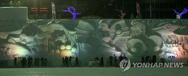 밤에도 불 밝힌 화천산천어축제장 [연합뉴스 자료사진]