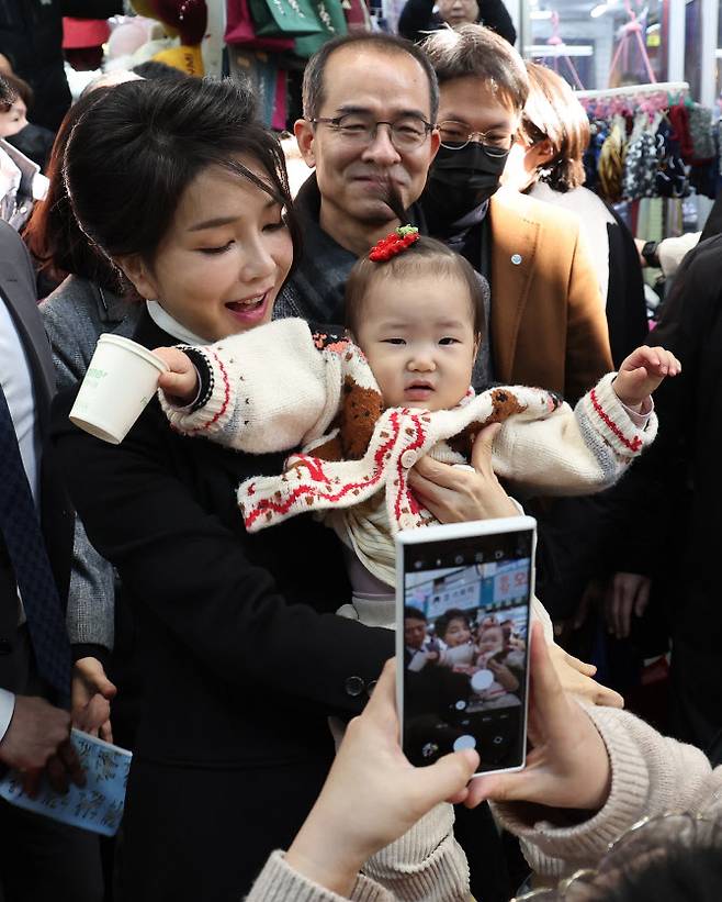 김건희 여사가 11일 대구 서문시장을 찾아 아이를 안아주고 있다.(사진=연합뉴스)